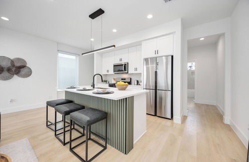 Northside House | Rare 6BR/6BA Private Home Near Downtown & Med Center w/Ground-Floor Suites