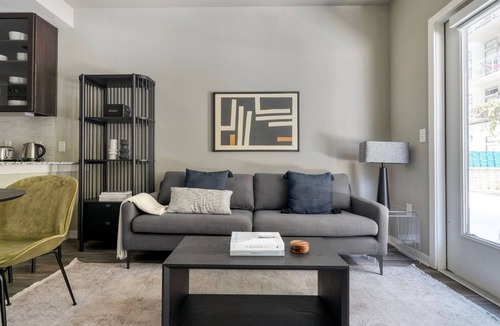 Barton Heights Apartment | Rare Barton Springs 1BR w/Gym, Pool & W/D, nr downtown, by Blueground
