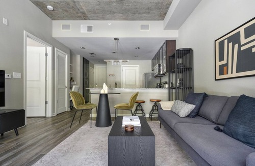 Barton Heights Apartment | Rare Barton Springs 1BR w/Gym, Pool & W/D, nr downtown, by Blueground