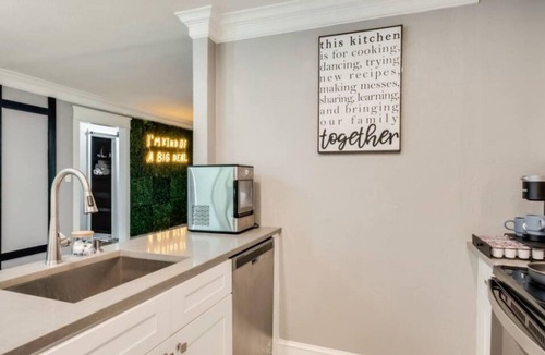 South Arlington House | Rare Exclusive Retreat Private Hot Tub King Bed