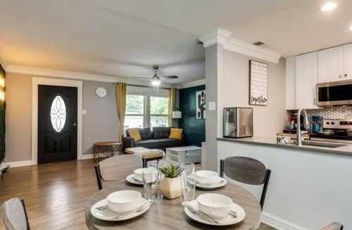 South Arlington House | Rare Exclusive Retreat Private Hot Tub King Bed