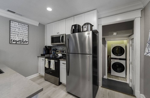 South Arlington Cottage | Rare Exclusive Retreat Private Hot Tub King Bed