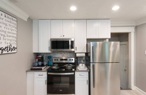 South Arlington Cottage | Rare Exclusive Retreat Private Hot Tub King Bed