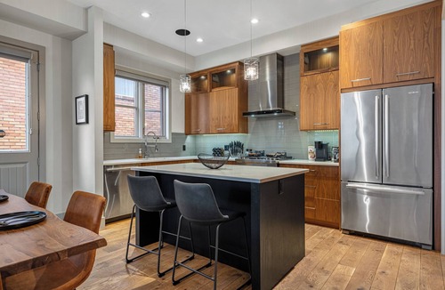 Kensington House | *Rare find* Calgary’s Finest |Cozy and Vibrant Double King Beds|Stampede Special