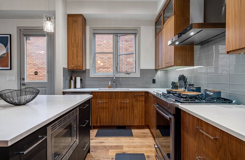 Kensington House | *Rare find* Calgary’s Finest |Cozy and Vibrant Double King Beds|Stampede Special