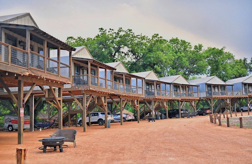 Sutherland Springs Cabin | Rare Find! New waterfront Cabin with kayaking, hiking, pools & hot tub! RC22