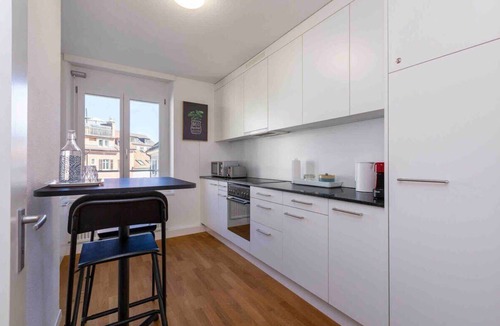 Werd Apartment | RARE FIND Spacious 2-BR Downtown Apartment 4B