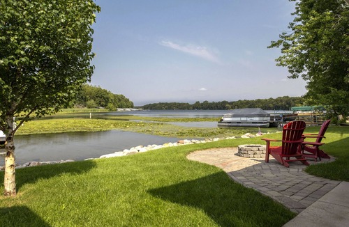 Alexandria Cabin | RARE FIND - WATER’S EDGE RETREAT on Lake Victoria (Alexandria's Chain of Lakes)