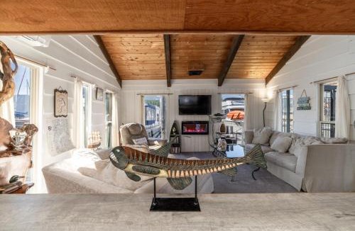 Bayview House | Rare Floating Home Retreat in Bayview With Dock