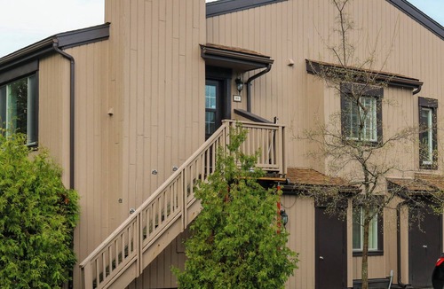 Collingwood Apartment | Rare gem, Waking Distance to Cranberry Golf, trails, restaurants and shops.