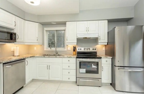 London Apartment | *Rare* Luxury Home w/Jacuzzi near UWO & Downtown