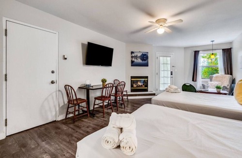 Dwight Cabin | Rare Muskoka Chalet Suite - B7
