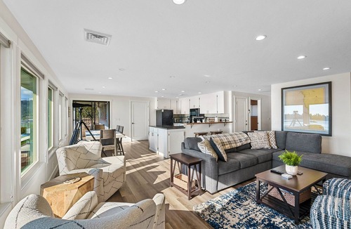 Harbor House | Rare Oceanfront 3 bed, 3 Bath: Serene Coastal Getaway with Stunning Sunset Views