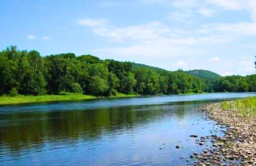 Montague House | Rare River Views & Access, Cabin by Eden Islands