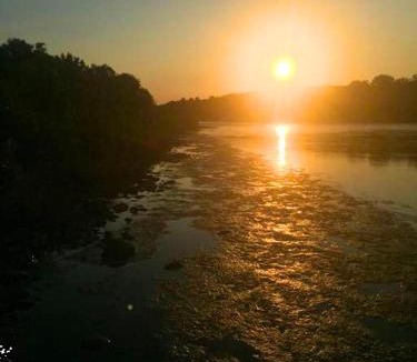 Montague House | Rare River Views & Access, Cabin by Eden Islands