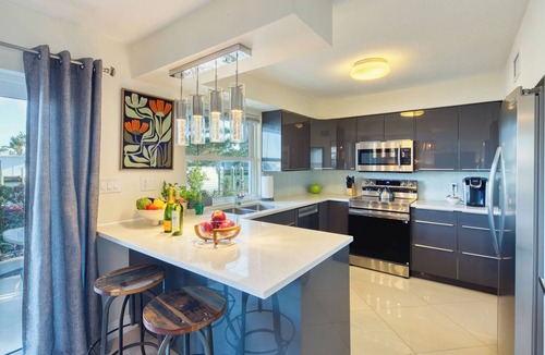 Bay Esplanade Apartment | Rare Waterfront Gem — Walk to Clearwater Beach Sleeps 6