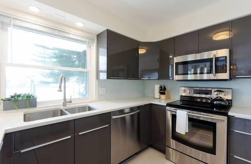 Bay Esplanade Apartment | Rare Waterfront Gem — Walk to Clearwater Beach Sleeps 6