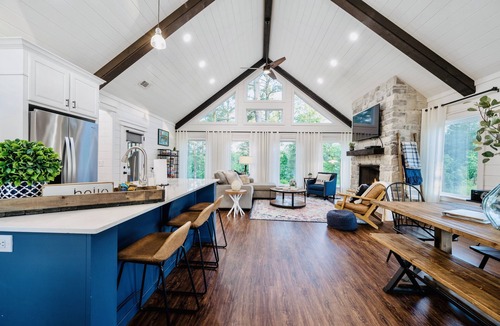 Broken Bow Cabin | Rated one of the Top 18 Luxury Cabins🌲Romantic farmhouse cabin🌲HOT TUB🌲Mural🌲