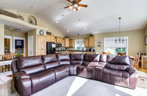 Twin Lakes House | Rathdrum Home w/Hot Tub: Steps to Beach Access!