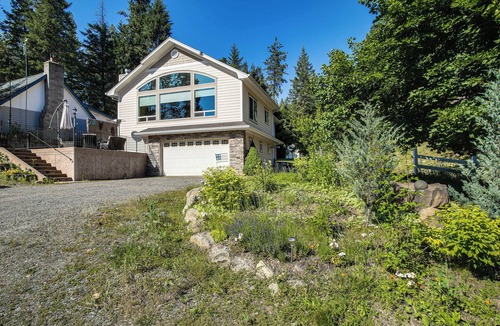 Twin Lakes House | Rathdrum Home w/Hot Tub: Steps to Beach Access!