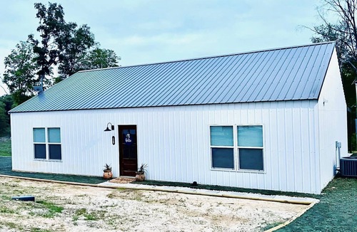 Negreet House | Raven's Nest - On Water, Calm Cove, Next to Boat Launch, BBQ Patio, Pool Table!