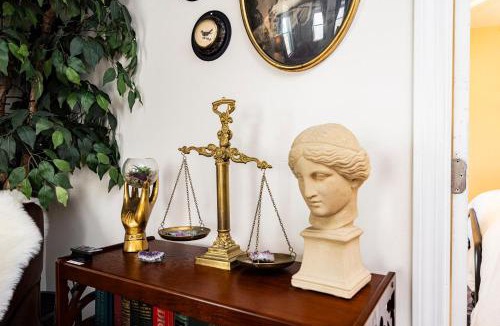 Salem Apartment | Ravens Hollow