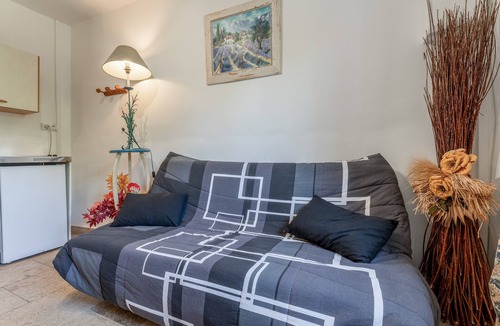 Verfeuil Apartment | Raymond's Studio Retreat in Verfeuil – Peaceful Stay Near Uzès & Barjac