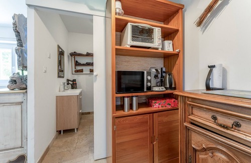 Verfeuil Apartment | Raymond's Studio Retreat in Verfeuil – Peaceful Stay Near Uzès & Barjac