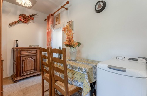 Verfeuil Apartment | Raymond's Studio Retreat in Verfeuil – Peaceful Stay Near Uzès & Barjac