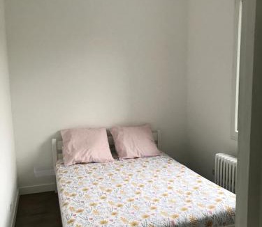 Souppes-sur-Loing Apartment | RDC Maison privée avec très grande cour