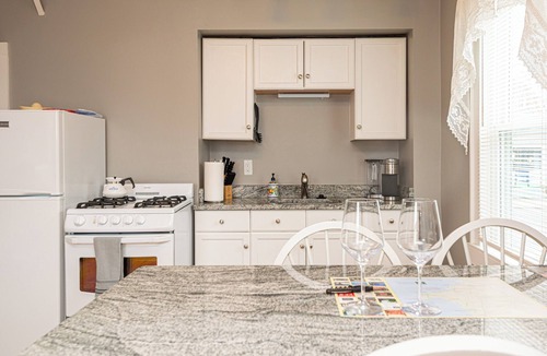 Beverly Apartment | Re-listed: Adorable Condo Beverly - Salem - Halloween