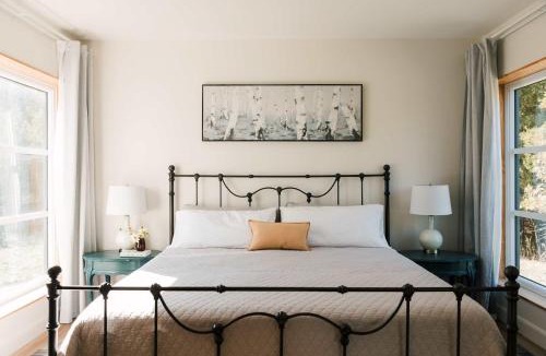 Tyendinaga House | Readwood Hangout - Modern Countryside Retreat