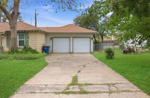 Allandale House | Real Home Near UT & Downtown - 3 Bed 2 Bath, Big Yard, Great Design