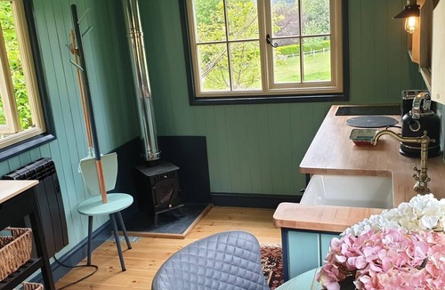 Frampton Cabin | REALLY luxurious new shepherd's hut, overlooking our alpacas!