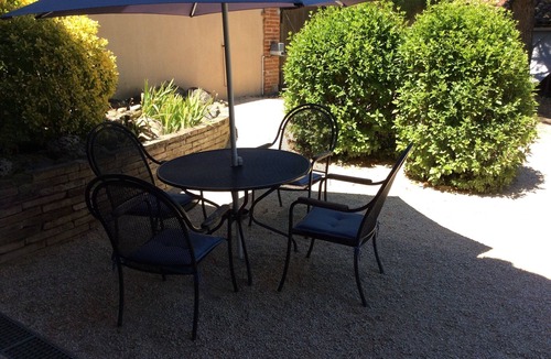 Realville House | Realville gîte with swimming pool sleeps 4