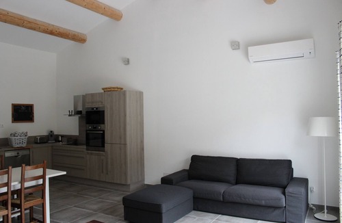 Mondragon Villa | Recent, bright house in the countryside