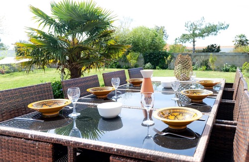 Chateau-d'Olonne Ski Chalet | Recent house, quiet location, Les Sables - sleeps 8
