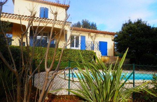 Boisset-et-Gaujac House | Recently built house in a wooded oaks, with pool.