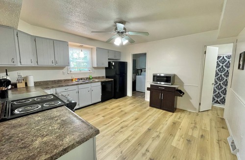 Carbondale House | Recently remodeled 1.5 story 3 bed 2 bath home on quiet cul-de-sac in Carbondale