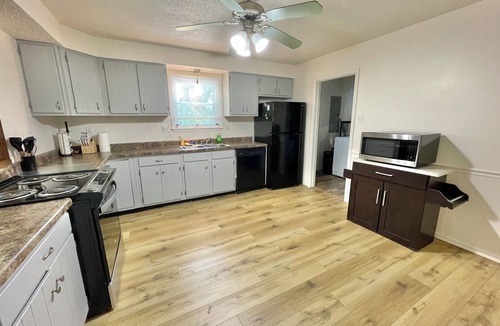 Carbondale House | Recently remodeled 1.5 story 3 bed 2 bath home on quiet cul-de-sac in Carbondale