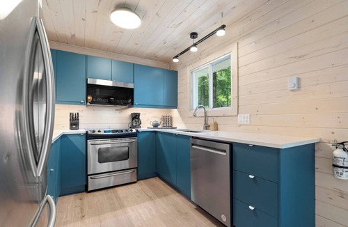 Glastonbury Cottage | Recently Reno'd Cottage At Pristine Big Gull Lake!