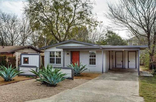 East MLK House | Recently renovated 1960's Bungalow centrally located in East Austin