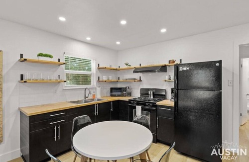 East MLK Apartment | Recently Renovated E Austin Duplex + Free Parking