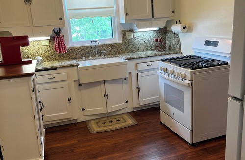Flatonia House | Recently restored 1933 Cozy 2-bedroom home walking distance to downtown Flatonia