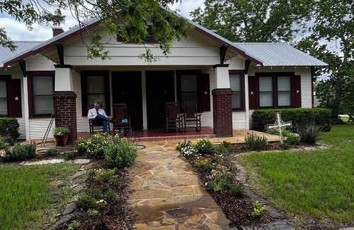Flatonia House | Recently restored 1933 Cozy 2-bedroom home walking distance to downtown Flatonia