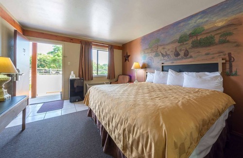Junction Hotel | Recharge & Relax—Pet-Friendly King Room w/Access to Seasonal Pool +Free Parking