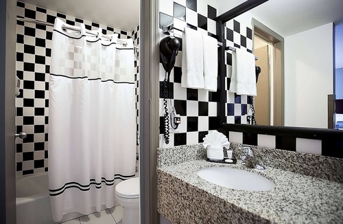 Downtown Chicago Hotel | Recharge & Relax! Three Comfortable Units for Group Travel Near Willis Tower