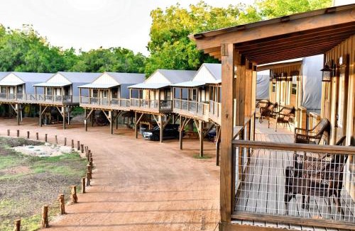 Sutherland Springs House | Reconnect by the Water: Tented Cabin Oasis for a Texas Lakeside Getaway