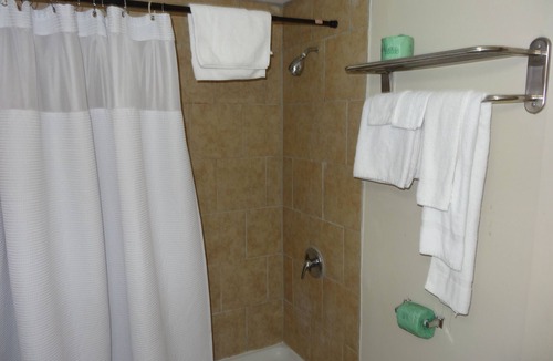 Wayne Hotel | Red Apple Inn