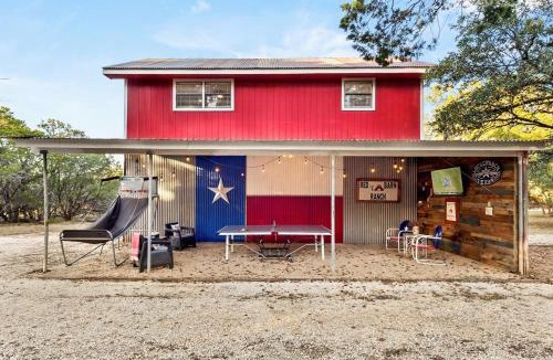Boerne House | Red Barn Inn Feed Deer and play games & Firepit